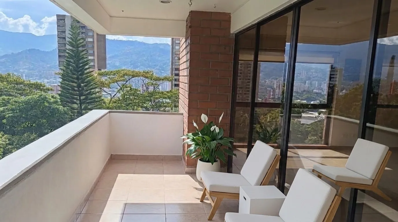 La misma terraza con amoblamiento virtual: tres sillones de exterior, una mesa auxiliar y una planta.